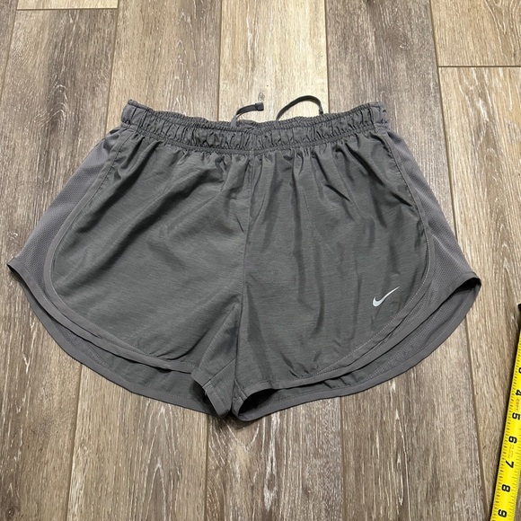 🛍️ Dri-fit Nike Gray shorts with underwear Size L excellent condition - Picture 1 of 7